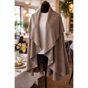 🧥 NWT Ivy & Leo Beige Winter Open-Front Cape – Chic • Elegant • Cozy
